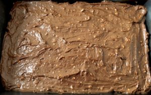 Przekładanie ciasta kremem Ferrero Rocher