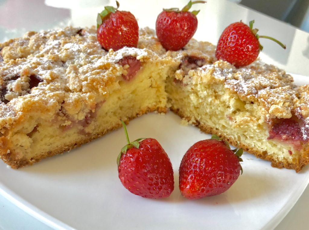 Ciasto jogurtowe z truskawkami i kruszonką