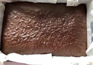 Biszkopt do ciasta kostka Ferrero Rocher po upieczeniu