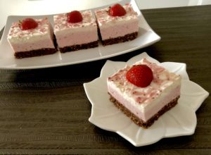 Sernik na zimno na jogurtach greckich z musem truskawkowym i chrupiącym czekoladowym spodem - C91F7000 044E 40B4 9742 32DAD054D7BE