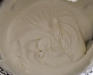 Sernik na zimno na jogurtach greckich z musem truskawkowym i chrupiącym czekoladowym spodem - DBE1CC2E 0827 42C9 B75C 2FCA6DECD489