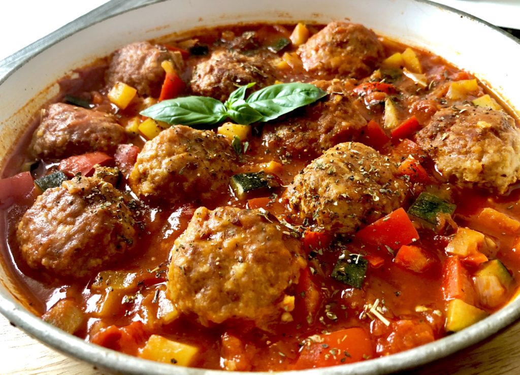 Klopsiki wieprzowe z kaszą jaglaną w sosie warzywnym