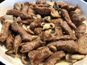 łączenie składników na strogonow podczas smażenia