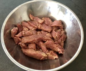 doprawione mięso na strogonow wieprzowy przed smażeniem