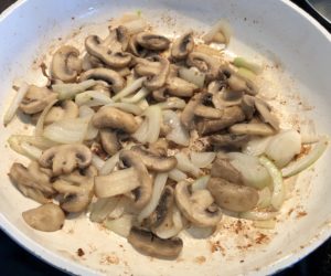 pieczarki i cebula smażone do strogonowa wieprzowego