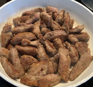 obsmażanie mięsa wieprzowego na strogonow