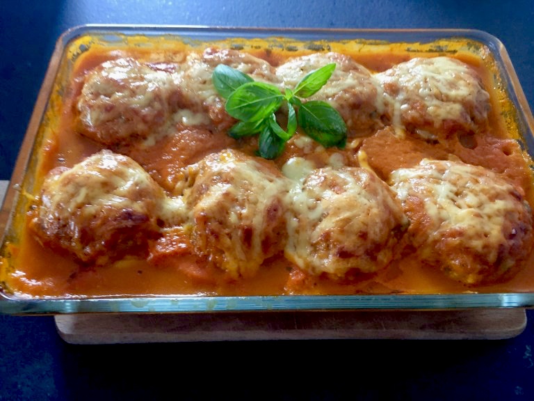 Makaronowe gniazdka z klopsikami