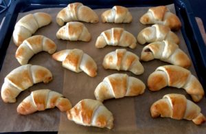 Rogaliki drożdżowe z czekoladą