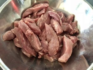 pokrojone mięso wieprzowe do strogonowa