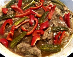 duszenie strogonowa wieprzowego z ogórkami i papryką