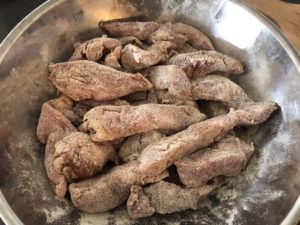 mięso obtoczone w mące do przepisu na strogonow