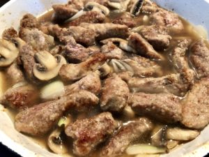 zalewanie strogonowa bulionem w trakcie gotowania