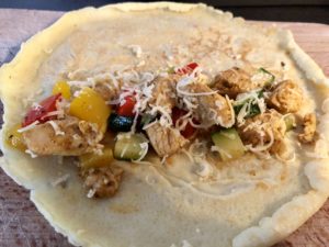 Ser żółty dodany do naleśników zapiekanych z kurczakiem