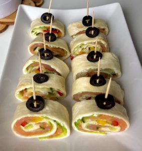 Koreczki z tortilli z łososiem i ogórkiem - 0E285EDE 50FA 4125 991D D30BB3AD9D7E