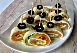 Koreczki z tortilli z łososiem i ogórkiem - 353D3198 A639 4F13 BED5 2F22B904AC05