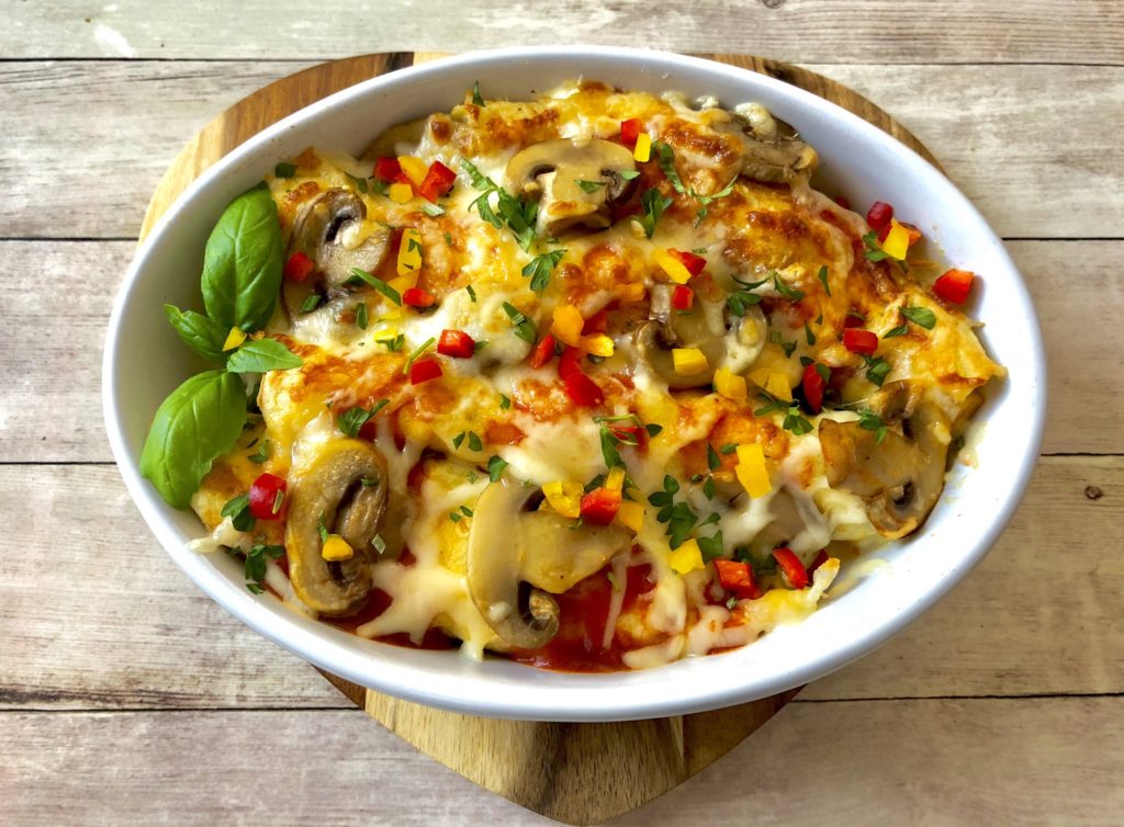 Naleśniczki zapiekane z kurczakiem, pieczarkami i papryką