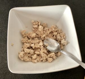 Drożdże rozcierane z cukrem przed przygotowaniem ciasta