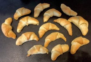 Kruche drożdżowe rogaliki z jabłkami