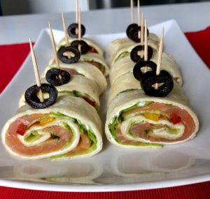 Koreczki z tortilli z łososiem i ogórkiem - 8CAB1252 2CD1 43B4 9A42 EFB16B2DFE38