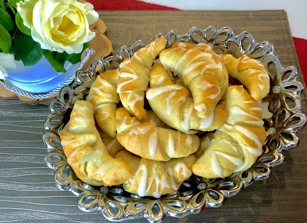 Drożdżowe rogaliki z jabłkami