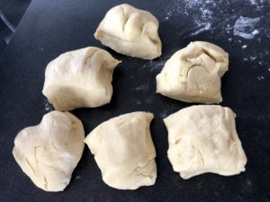 Ciasto podzielone na sześć części na stolnicy