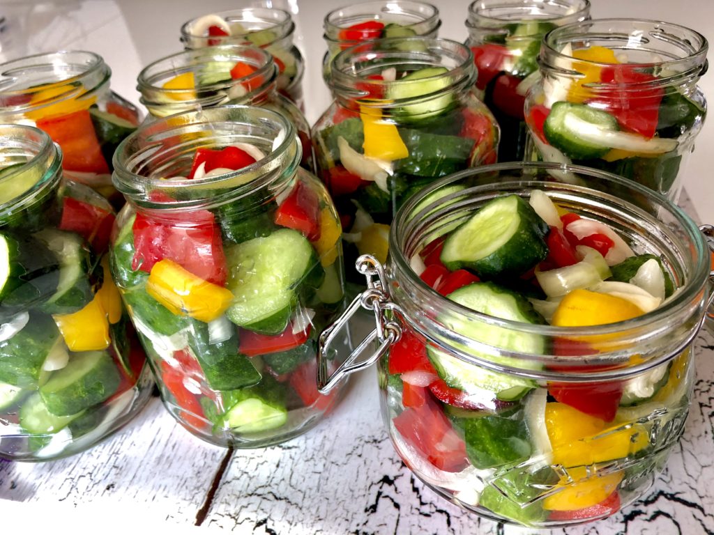 Koreczki z ogórków w zalewie – przetwory na zimę