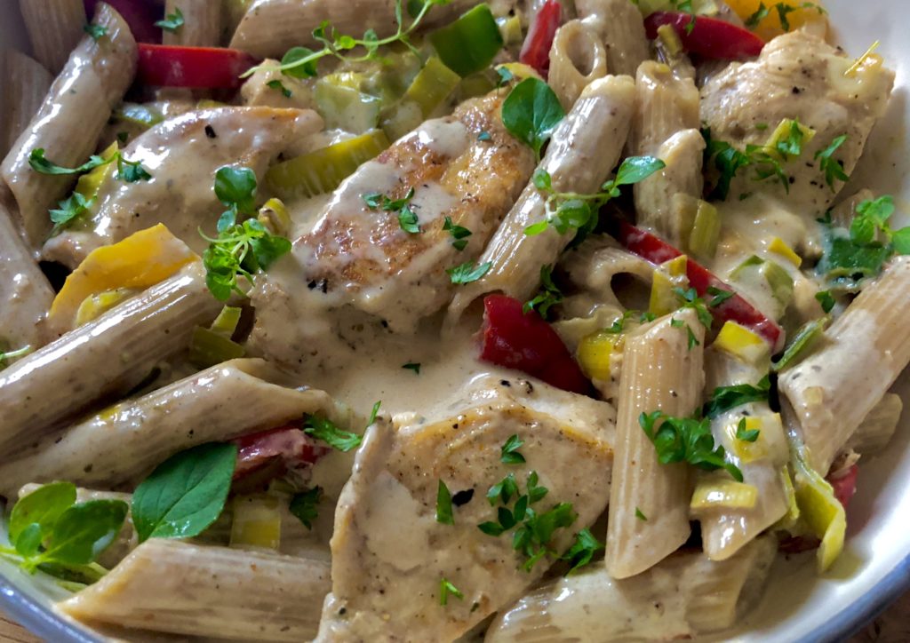 Kurczak z makaronem w sosie serowo-porowym