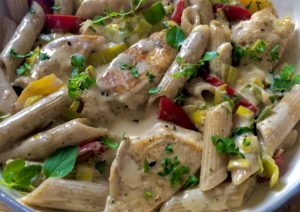 Kurczak z makaronem w sosie serowo-porowym - BF25C003 5D63 4091 8B3E 101BD0C046AE