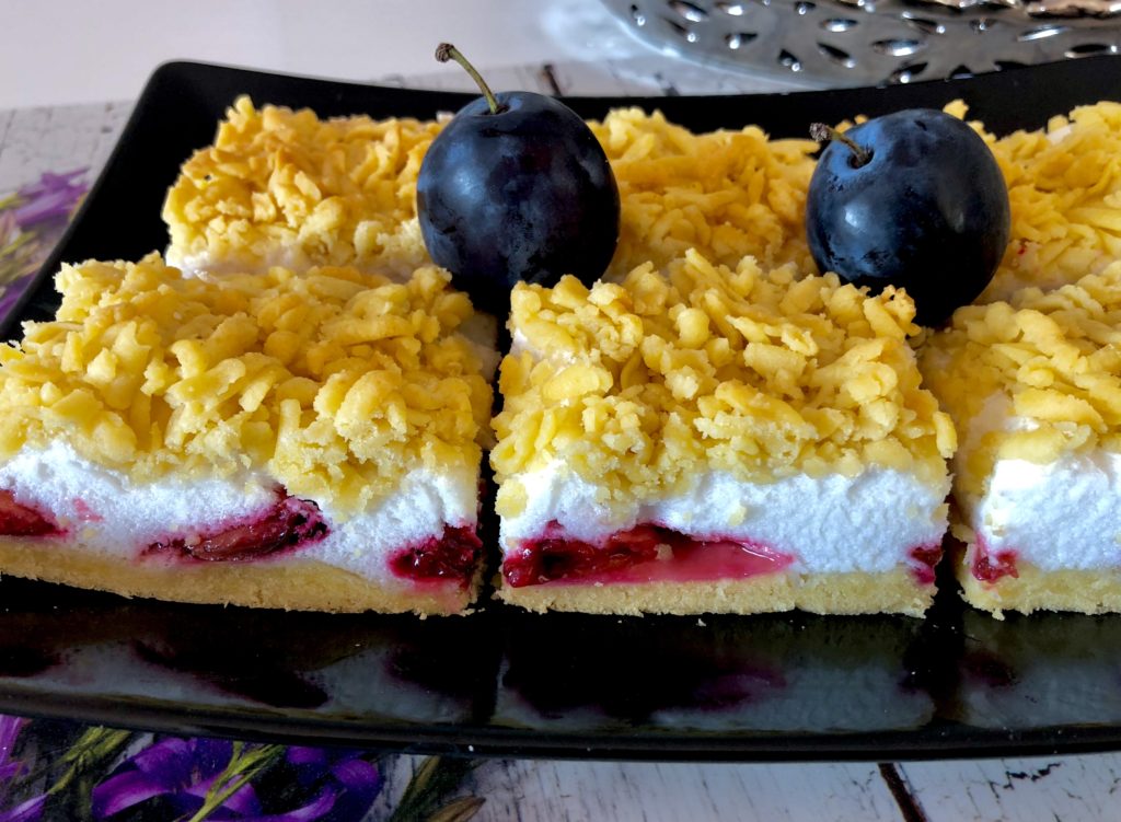 Kruche ciasto z bezą i śliwkami