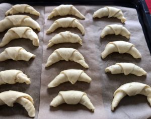 Rogaliki ułożone na blaszce przed pieczeniem