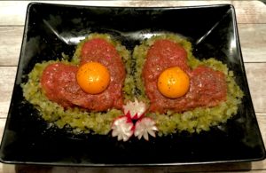 Porcje tatara z żółtkiem przed podaniem