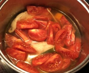 dodawanie świeżych pomidorów do dietetycznej zupy