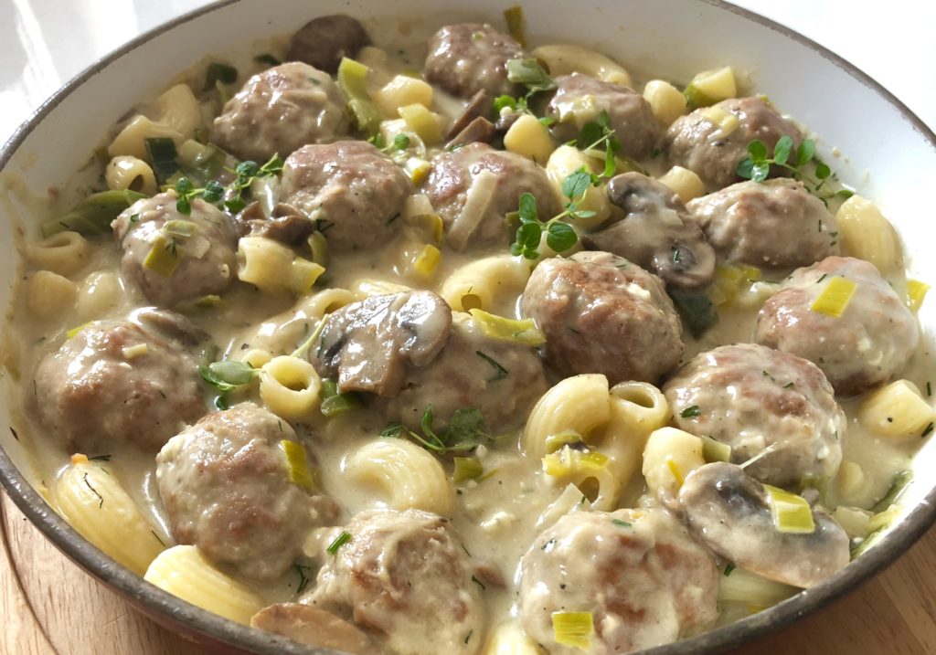 Makaron z klopsikami w sosie pieczarkowo-porowym