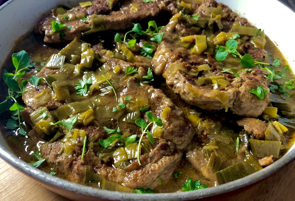 Karkówka duszona z porem