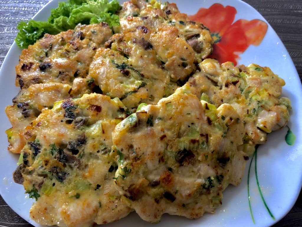 Siekane kotleciki z kurczaka, pieczarek i pora