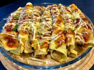 Naleśniki faszerowane kurczakiem i pieczarkami w sosie pomidorowym