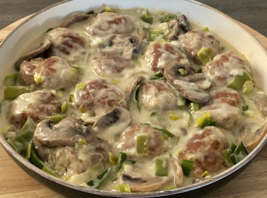 Klopsiki w sosie śmietanowo-porowym z pieczarkami