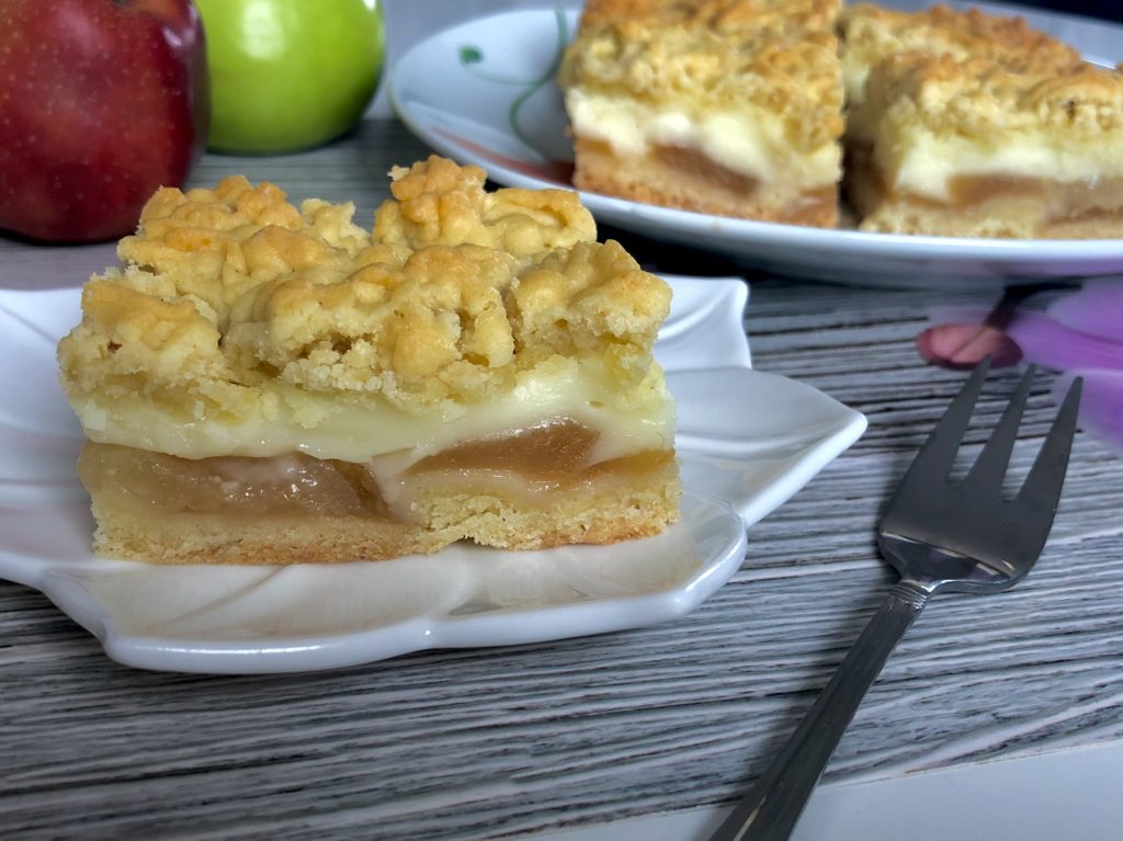 Jabłecznik z masą budyniową na kruchym cieście