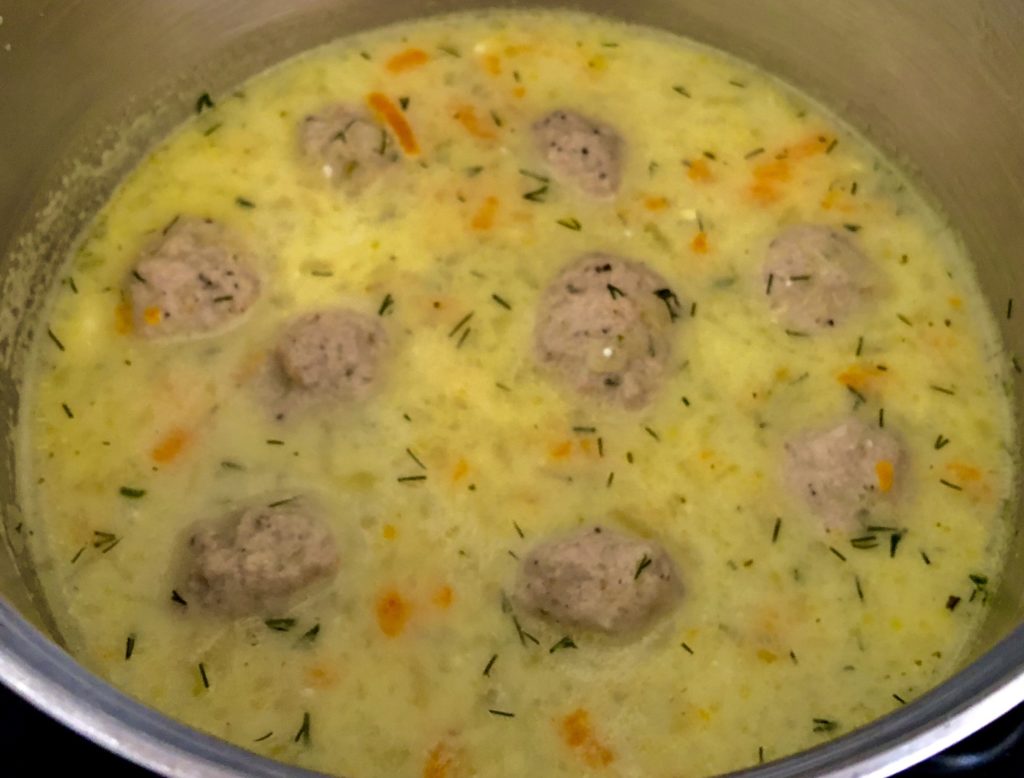 Zupa ze świeżych ogórków z klopsikami i serkiem topionym