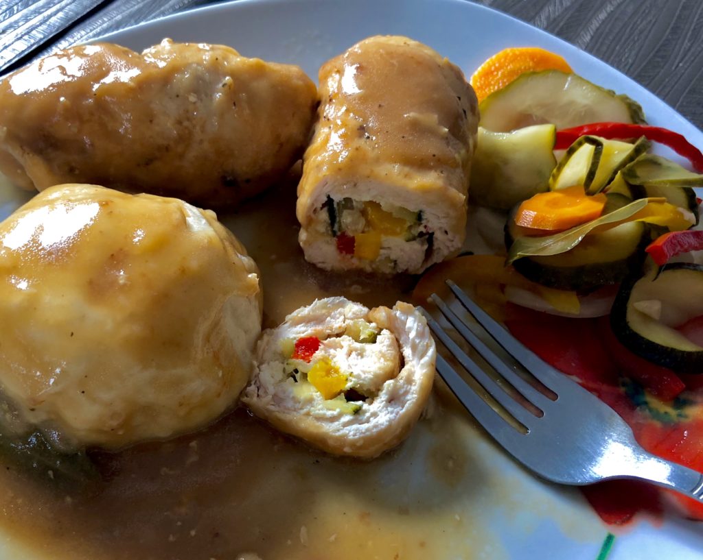 Roladki drobiowe z serkiem i warzywami