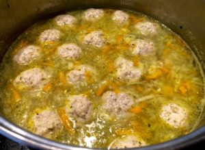 Zupa ze świeżych ogórków z klopsikami i serkiem topionym - EB8611C6 0348 4810 B3A9 000DE6E13173