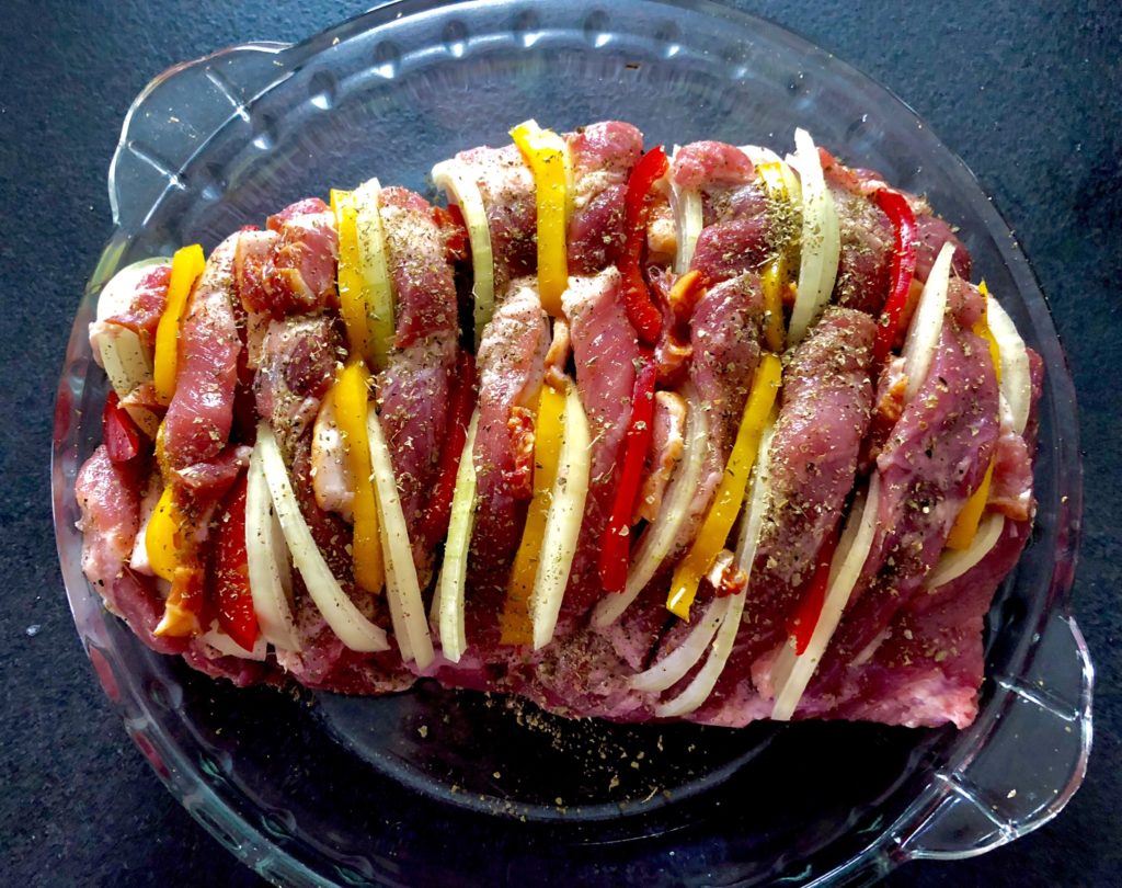 Nadziewana karkówka pieczona w kapuście