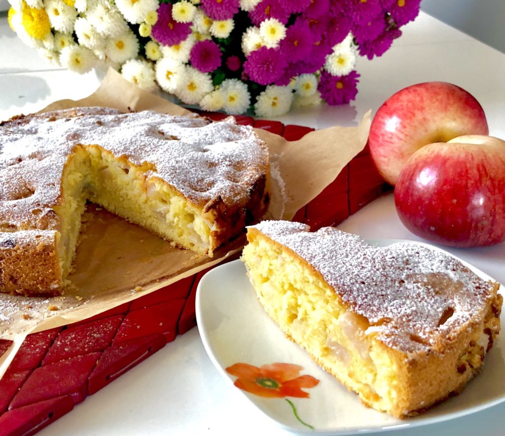 Puszyste, maślane ciasto z jabłkami