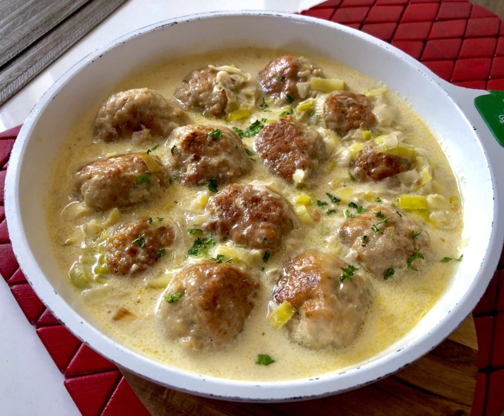Klopsiki w kremowym sosie porowym