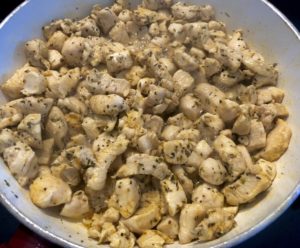 Podsmażanie kurczaka do farszu na naleśniki