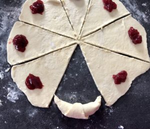 Zwijanie trójkątów w rogaliki twarogowe z marmoladą