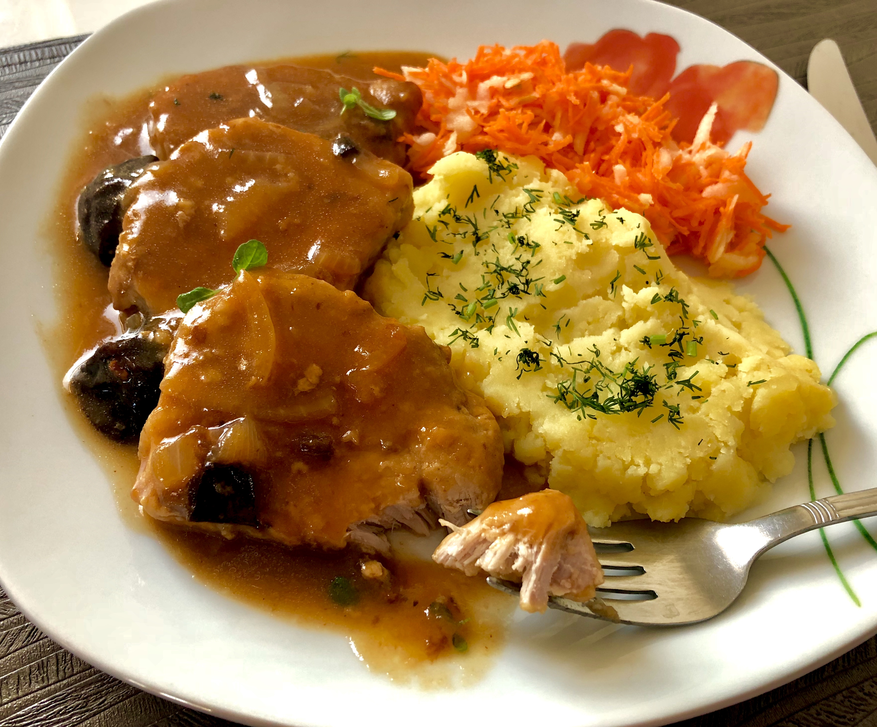 Schab duszony w sosie z whisky