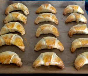 Rogaliki z budyniem i marmoladą