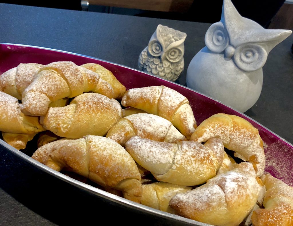 Rogaliki z budyniem i marmoladą