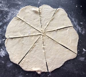 Rozwałkowane ciasto na rogaliki twarogowe z marmoladą